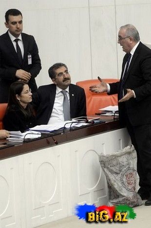 Türkiyə parlamentində kömürlü aksiya - FOTO-VİDEO