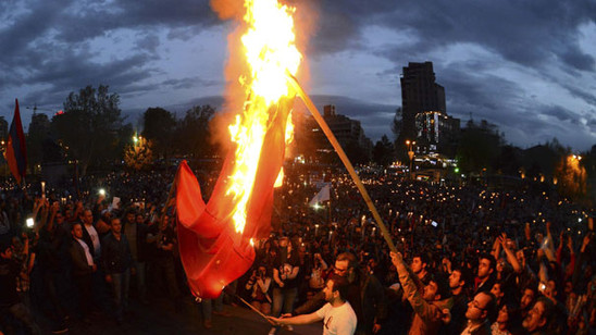 Moskvada türk bayraqlarını yandırdılar - Video