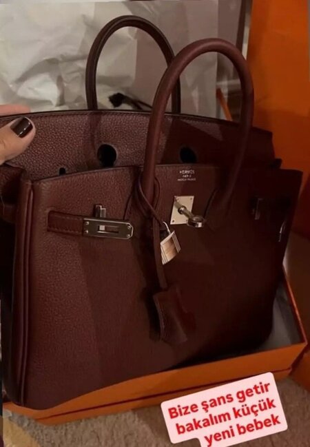 Çantasının qiyməti müzakirə yaratdı - FOTO