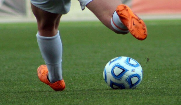 Futbolçu oyun zamanı topla havada uçan quşu vurub öldürdü – Video