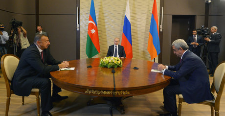 Putin Sarkisyanı İlham Əliyevin ayağına gətirir - FOTO