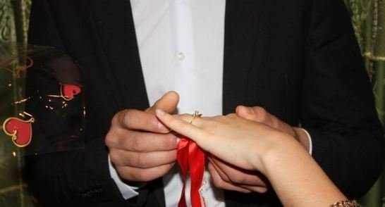 Məşhur müğənni evlilik müjdəsini verdi - FOTO