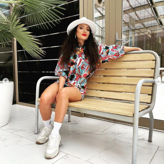 Dilarə Kazımova qısa ətəkdə DİQQƏT ÇƏKDİ