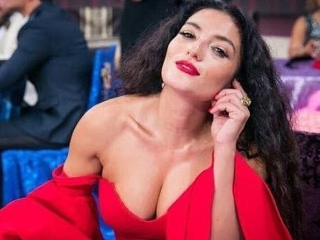 Dilarə Kazımova qısa ətəkdə DİQQƏT ÇƏKDİ