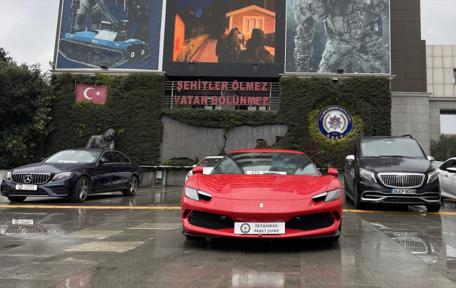 Polatların "Hansına minməliyəm" dediyi avtomobilləri polis bölməsi qarşısında sərgilənir - FOTO+VİDEO