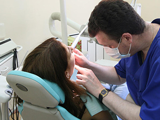 Diş həkimi çənə sındırdı