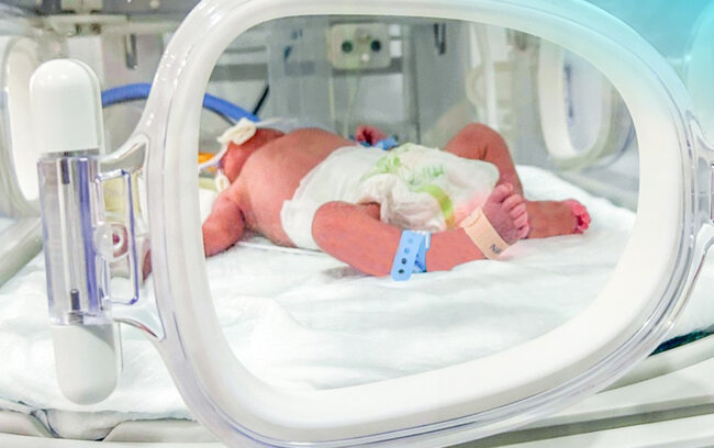 Uşaq həkim səhvindən problemli doğulub? - "Pərvin Xəlilova əməllərini pərdələyir"