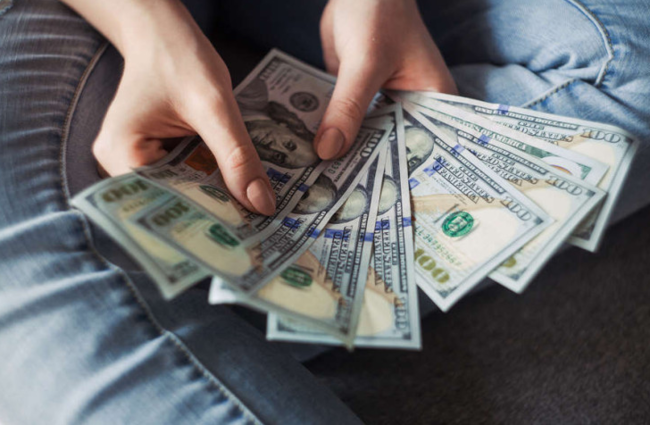 Qadın çantasından 200 min dollarlıq lotereya bileti tapdı