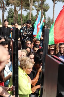 Uşaq evində, kimsəsiz böyüyən şəhidimizi xalqımız son mənzilə BELƏ YOLA SALDI - FOTO