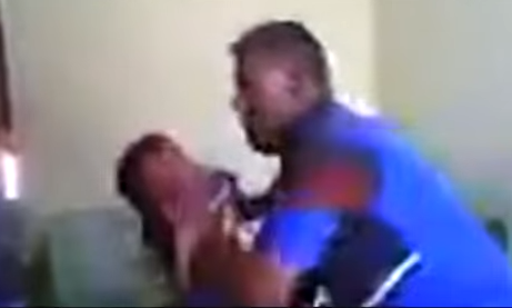 Ata 3 yaşlı oğlunu vəhşicəsinə döydü - VİDEOSU