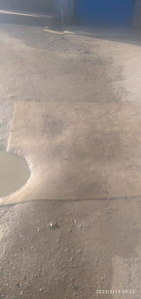 Dünyada bir ilk: Bakıda dağılmış yolu xalı ilə "yamadılar" - FOTO