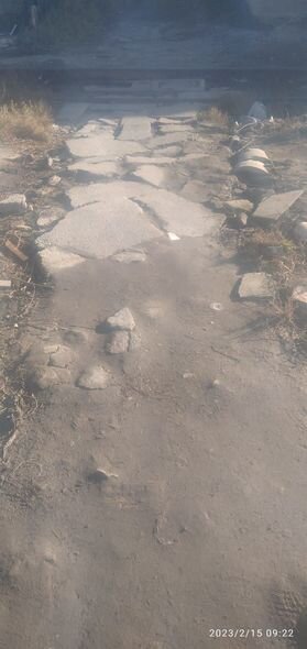 Dünyada bir ilk: Bakıda dağılmış yolu xalı ilə "yamadılar" - FOTO