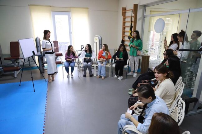 Osteopat-terapevt Elfanə Süleymanova ATU tələbələri üçün görüş keçirdi