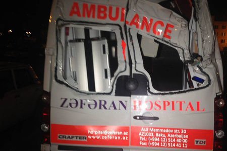 SON DƏQİQƏ! Bakıda ambulans aşdı, avtobusa çırpıldı, yaralılar var – FOTOLAR