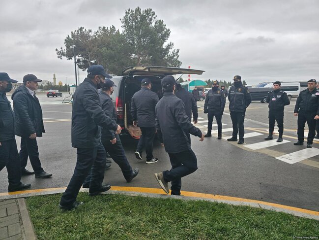 Ekipaj üzvlərinin cənazələri vida üçün aeroporta gətirildi - Foto