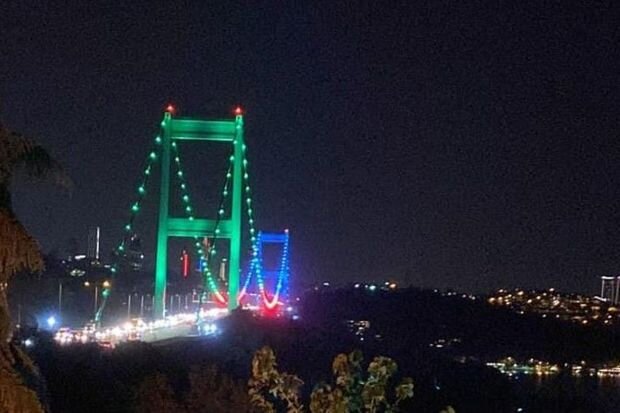 İstanbulun rəmzləri Azərbaycan bayrağının rənglərinə büründü - FOTO