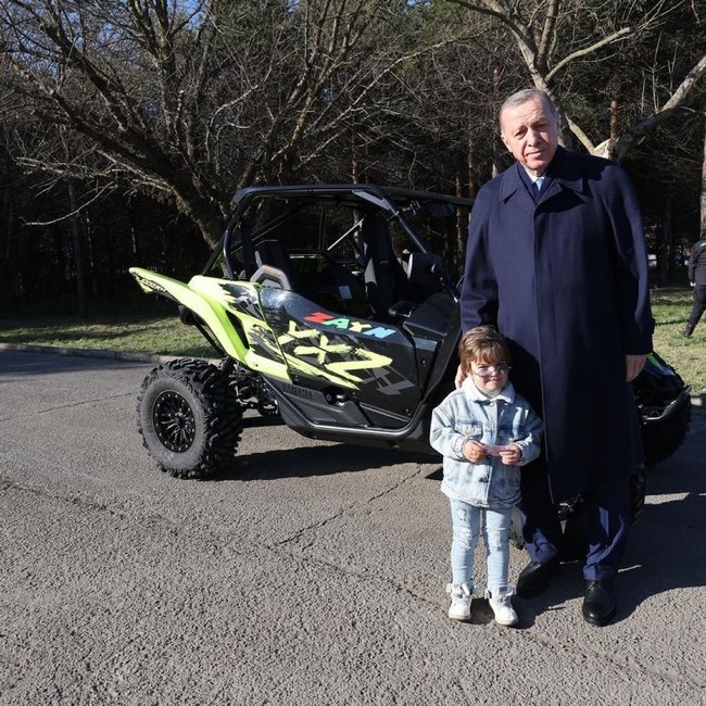 Ərdoğan əlini öpən uşağa xərclik verdi - Fotolar