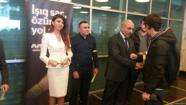Bakı Metropoliteni sərnişinlərə qolbaqlar payladı - MƏQSƏD - FOTO
