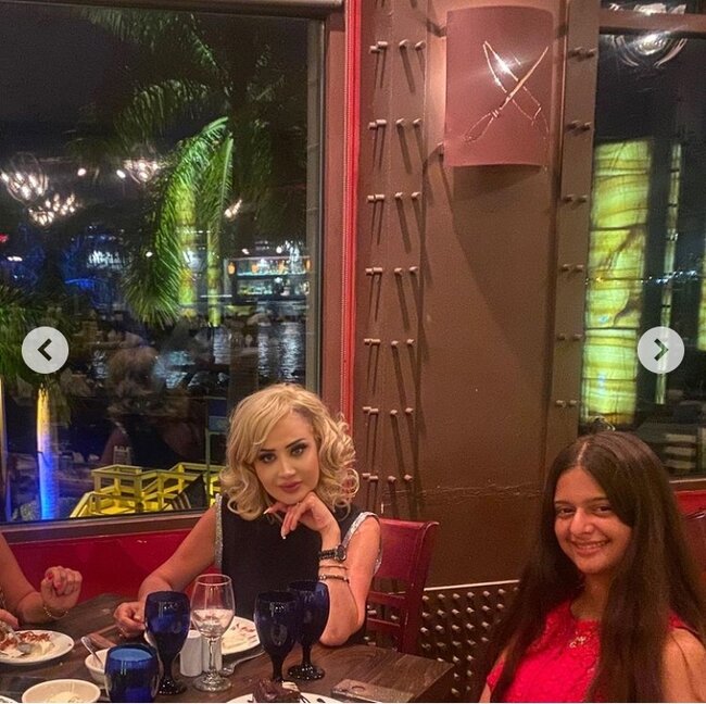 Məleykə Əsədova qızı ilə YENİ FOTOLAR