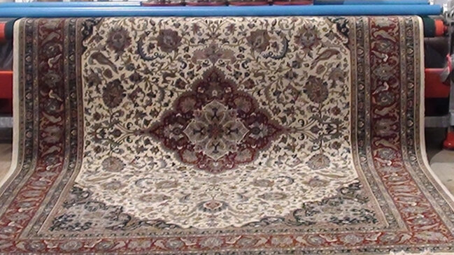 Quruması üçün sərilən xalçanı oğurlayıb "bit bazarı"nda satdı