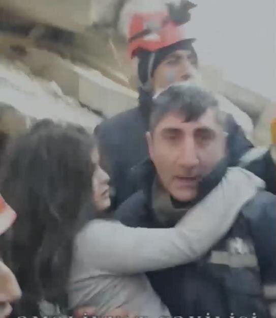 Azərbaycanın xilasediciləri 2 bacını 128 saat sonra dağıntılar altından xilas edib - VİDEO