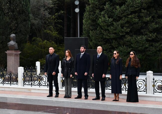 Prezident İlham Əliyev ümummilli lider Heydər Əliyevin məzarını ziyarət edib - FOTOLAR