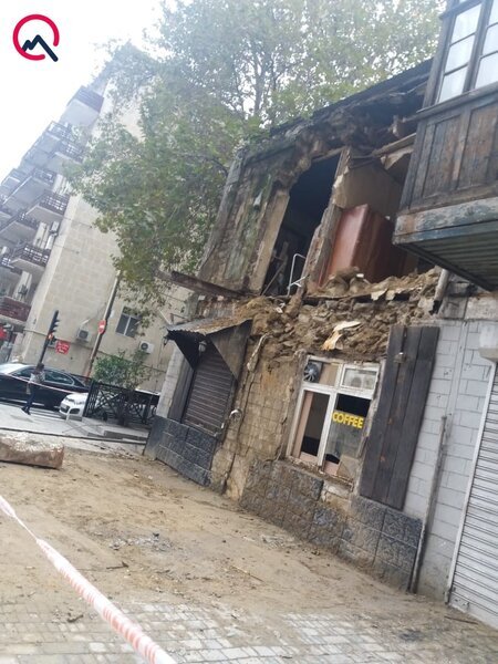 Bakının mərkəzində yaşayış binası uçdu - FOTOLAR