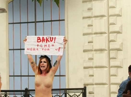 Qızlar Bakının mərkəzində lüt soyundu ? - ŞOK FOTOLAR