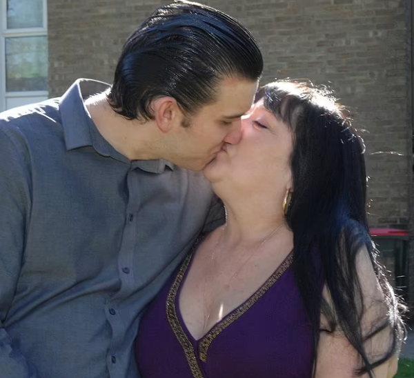 45 yaşlı qadın oğlunun 16 yaşlı sinif yoldaşına aşiq olub ərə getdi - 15 il birlikdədirlər - FOTO