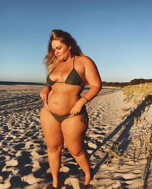 Bikinidə gəzməyə utanmayan KÖK QADINLAR - FOTOLAR