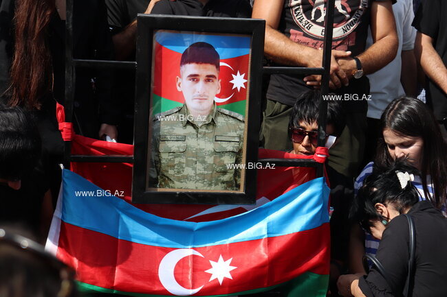 Uşaq evində, kimsəsiz böyüyən şəhidimizi xalqımız son mənzilə BELƏ YOLA SALDI - FOTO