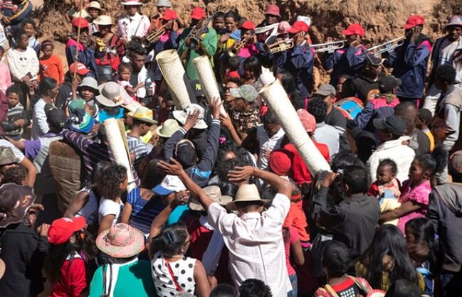 Dünyanın ƏN QORXUNC ənənəsi - Ölüləri qəbirdən çıxarıb rəqs edirlər - FOTO