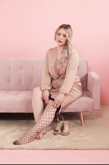 Ayaqlarının şəklini sataraq, həftəyə 1800 MANAT QAZANIR - FOTOLAR