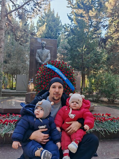 Elçibəyin əkiz nəvələri 1 yaşında - FOTOLAR