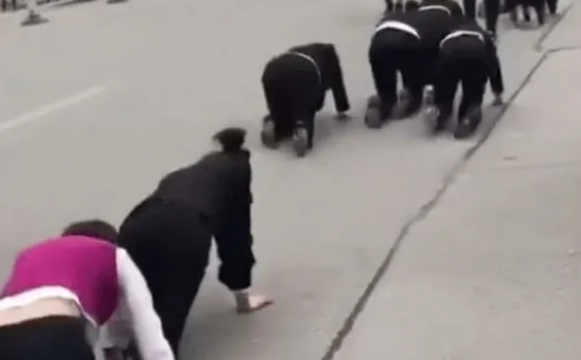 Sidik içirdir, böcək və nəcis yedirdirlər - bu ölkənin cəza üsulları ŞOKA SALIR - FOTO