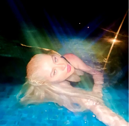 Arıqlayan Kristina Agilera ay işığında HOVUZA GİRDİ - FOTO