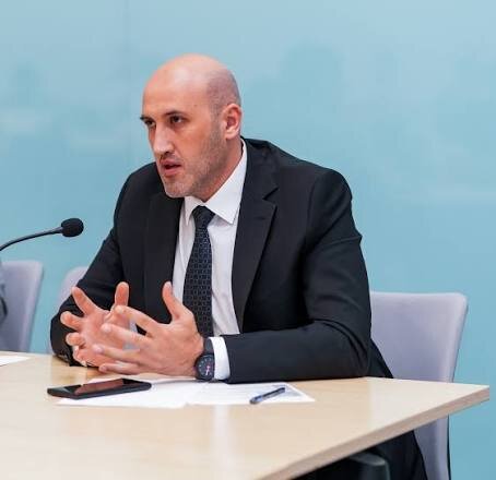 ELVİN ABBASOV: "Rəqəmsal aləmdəki tanınma bəzən real nailiyyəti əvəz edən psixoloji illüziyaya çevrilir"