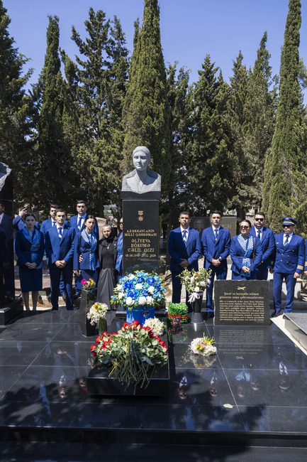 AZAL heyəti Milli Qəhrəman Hökumə Əliyevanın məzarını ziyarət edib - FOTOLAR