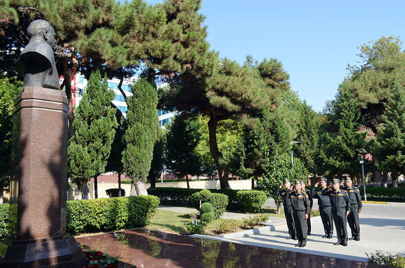 Müdafiə naziri antiterror tədbirləri zamanı yaralanan hərbi qulluqçularla görüşüb - FOTO/VİDEO