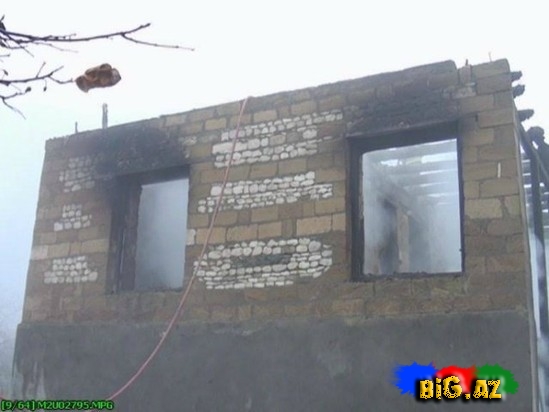 Düşmən gülləsi ev yandırdı - FOTO