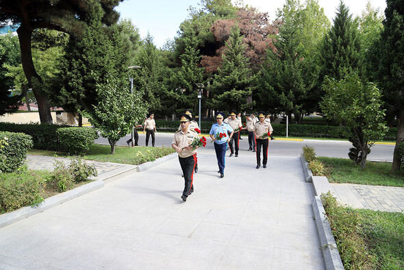 Müdafiə naziri hərbi hospitalda müalicə alan yaralılarla görüşdü - FOTO