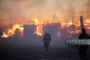 Bakıda taxta bazarında baş verən yanğın yerindən FOTOLAR