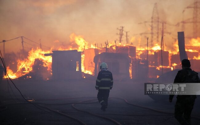 Bakıda taxta bazarında baş verən yanğın yerindən FOTOLAR