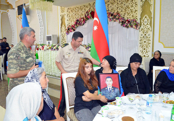 Müdafiə Nazirliyinin rəhbər heyəti şəhidlərimizin dəfn və yas mərasimlərində iştirak edib - FOTO