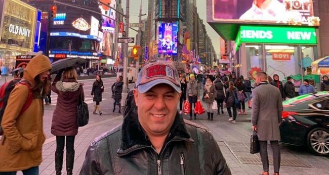 Эмигрировавший в США азербайджанский певец работает в ресторане – ФОТО