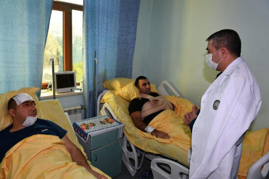 Elçin Quliyev helikopter qəzasında yaralanan hərbçilərə baş çəkdi