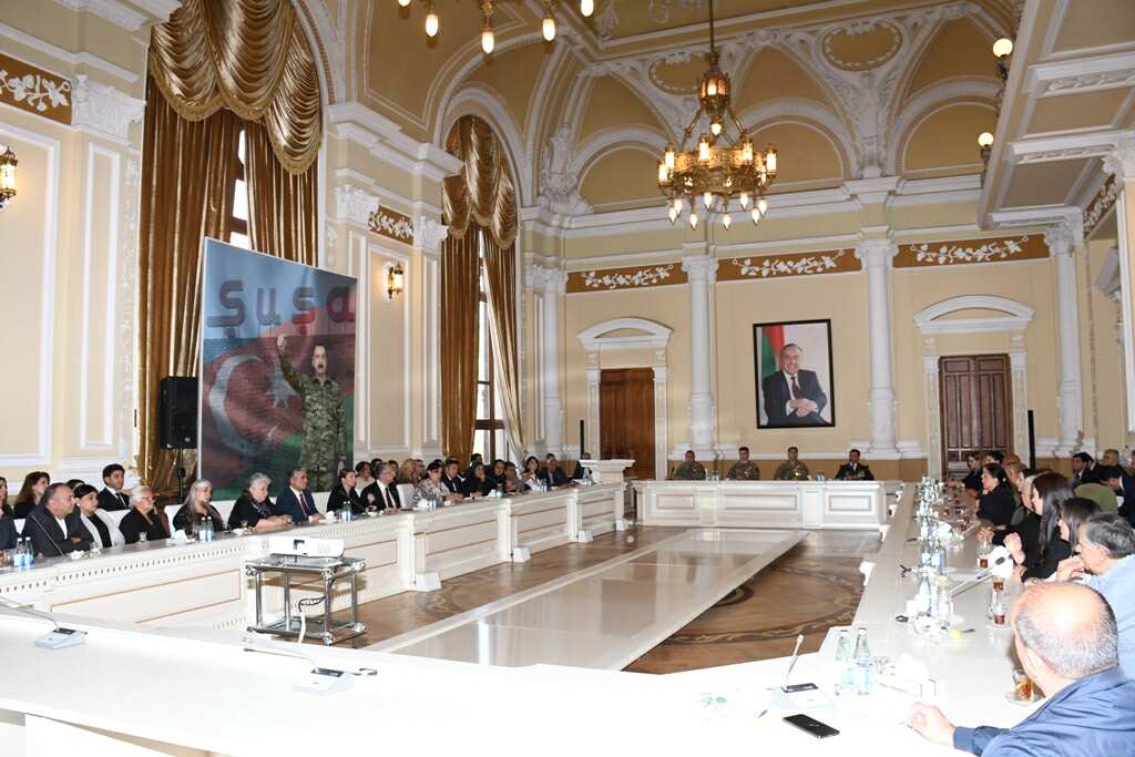 Eldar Əzizov şəhid ailələri ilə görüşdü