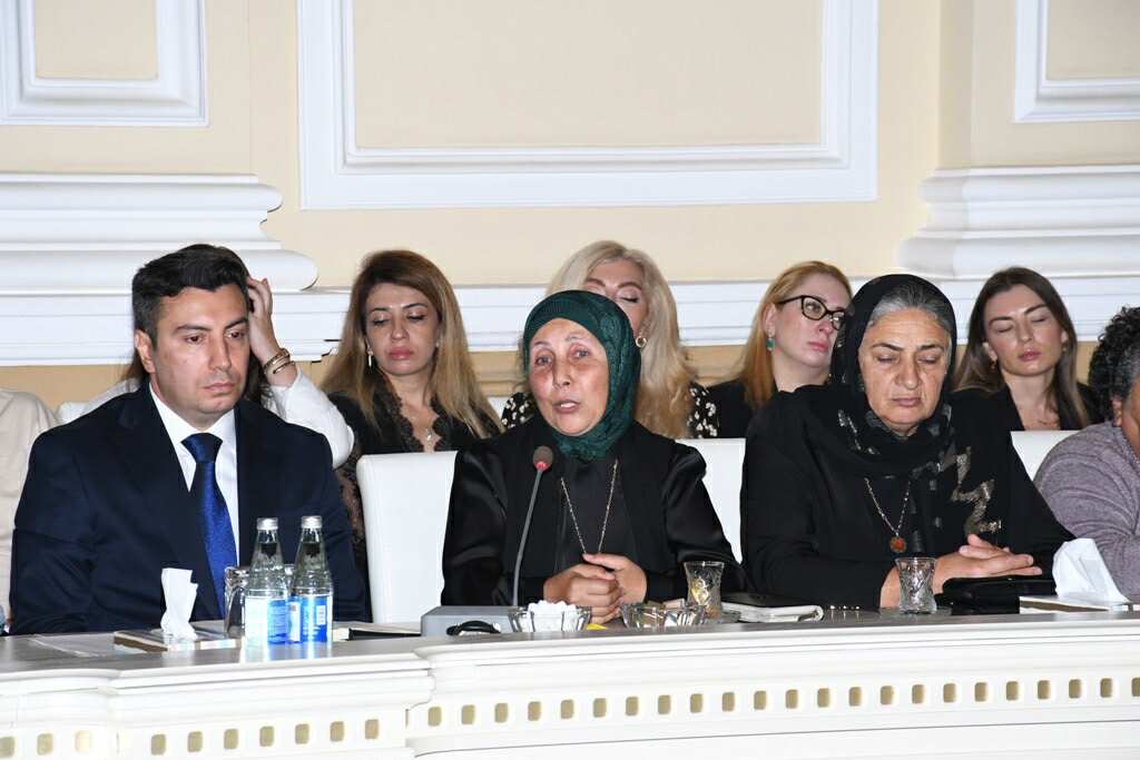 Eldar Əzizov şəhid ailələri ilə görüşdü