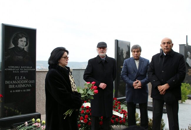 "Qızının bir yaşında əri tərk edir, yazdığı mahnı Akif İslamzadəyə problem yaradır..." – Elza İbrahimovanın həyat hekayəsi