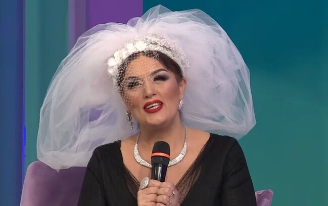 Elzanın gəlinlərə arzusu: "İki il qayınananızla qalın"